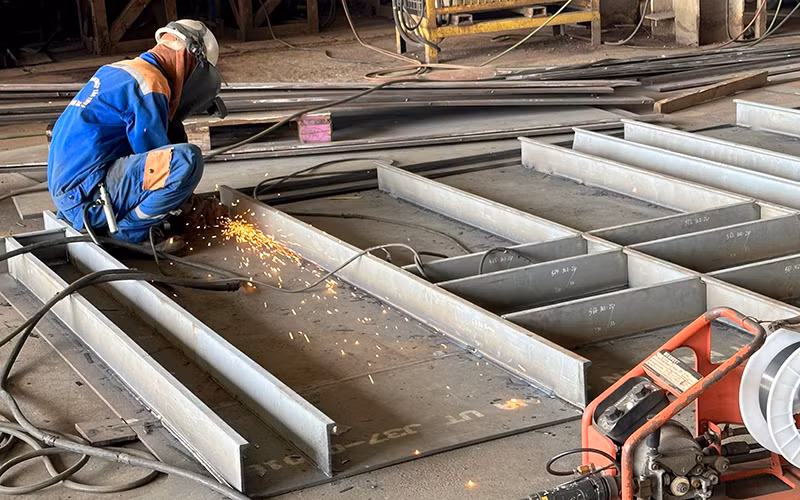 Công nhân Công ty Đóng tàu Sông Cấm (Hải Phòng) lắp ghép các chi tiết để kết nối thành tổng đoạn đóng tàu kéo-đẩy xuất khẩu cho Tập đoàn Damen (Hà Lan).