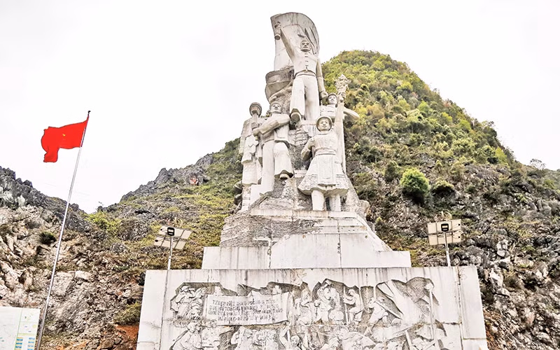 Khu tưởng niệm thanh niên xung phong giữa không gian hùng vĩ. 