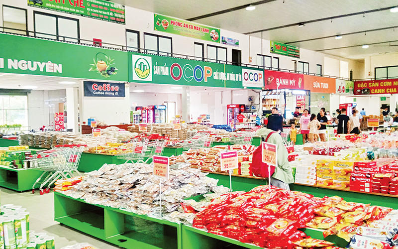 Hàng trăm sản phẩm OCOP của tỉnh Thái Nguyên được giới thiệu, bày bán tại Trạm dừng nghỉ Hải Đăng trên tuyến cao tốc Hà Nội - Thái Nguyên.