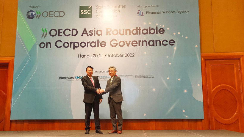 Thứ trưởng Tài chính Nguyễn Đức Chi và Phó Tổng thư ký OECD Yoshiki Takeuchi tại Hội nghị Bàn tròn châu Á-OECD về Quản trị công ty năm 2022. 