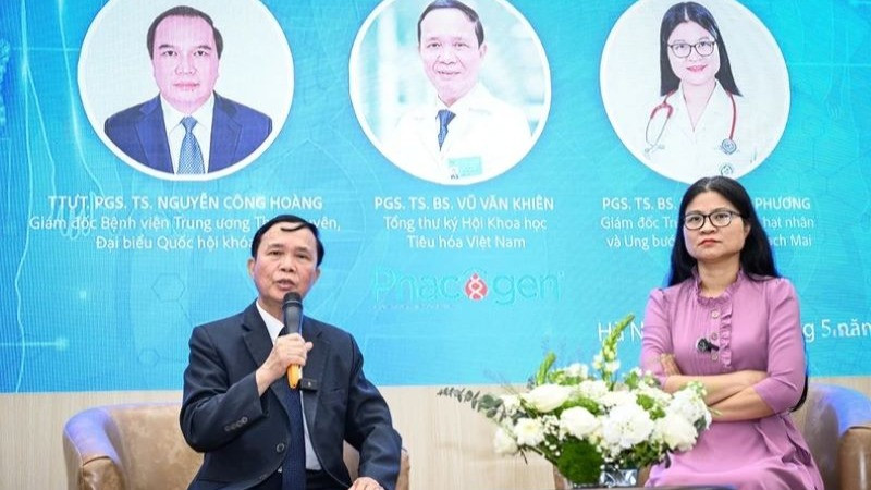 Phó Giáo sư, Tiến sĩ, bác sĩ Vũ Văn Khiên - Tổng Thư ký Hội Khoa học tiêu hóa Việt Nam chia sẻ thông tin tại tọa đàm. (Ảnh: THÀNH ĐẠT)