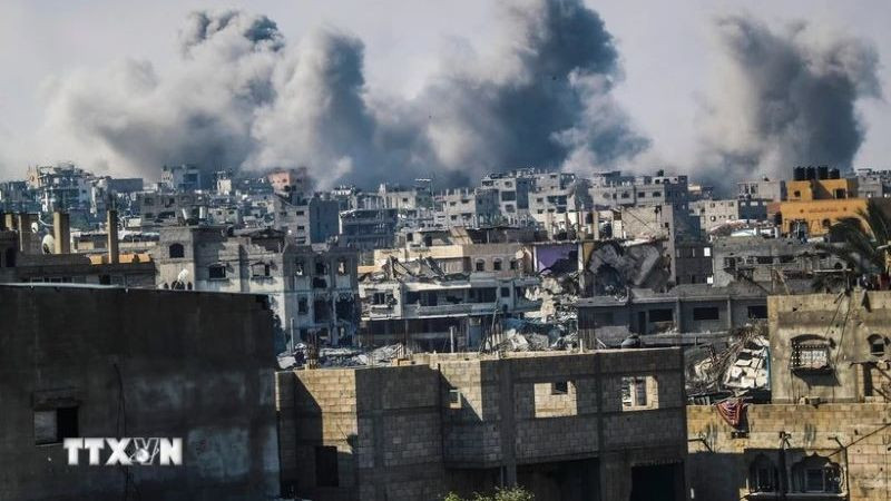 Khói bốc lên sau vụ không kích của Israel xuống thành phố Gaza, ngày 19/4/2025. (Ảnh: Tân Hoa xã)