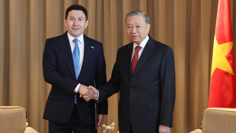 Tổng Bí thư Tô Lâm tiếp Tổng Giám đốc Quỹ đầu tư Quốc gia Kazakhstan Samruk - Kazyna Nurlan Zhakupov. (Ảnh: Thống Nhất/TTXVN)