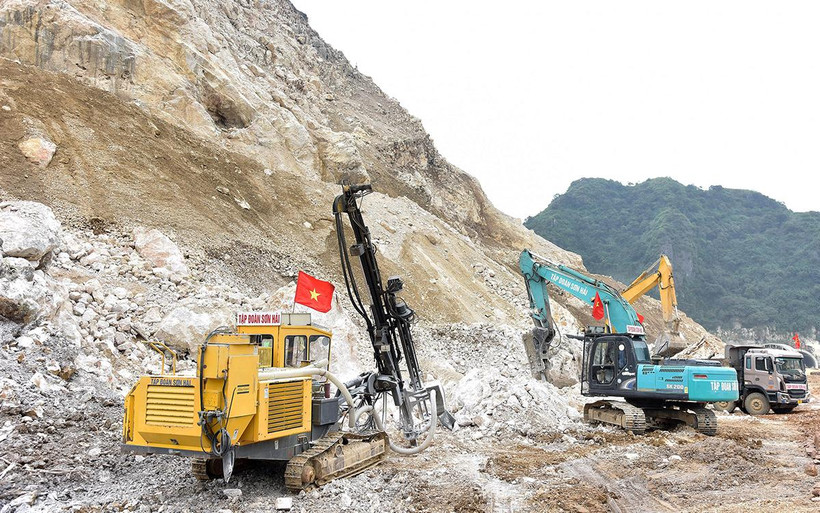 Thi công tuyến đường cao tốc đoạn qua tỉnh Thanh Hóa. (Ảnh ĐỨC ANH)