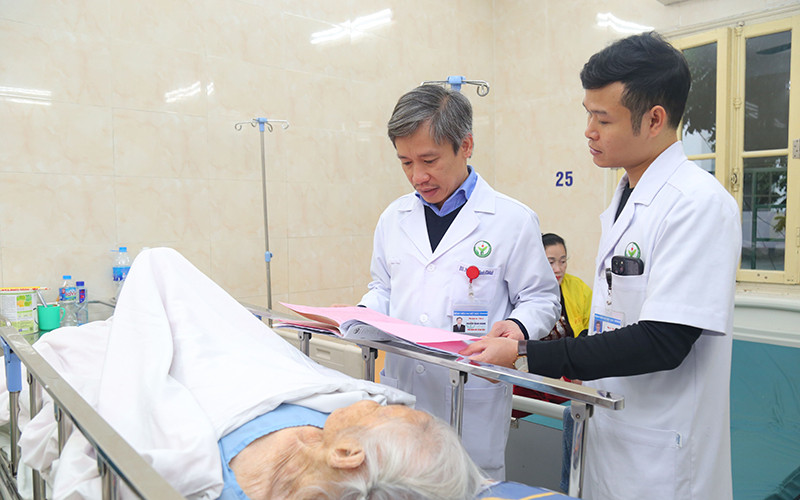 Bác sĩ Bệnh viện Hữu nghị Việt Đức thăm khám cho bệnh nhân 105 tuổi.