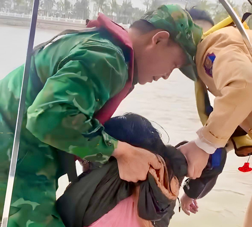Cháu T.L.D được lực lượng chức năng cứu vớt kịp thời 