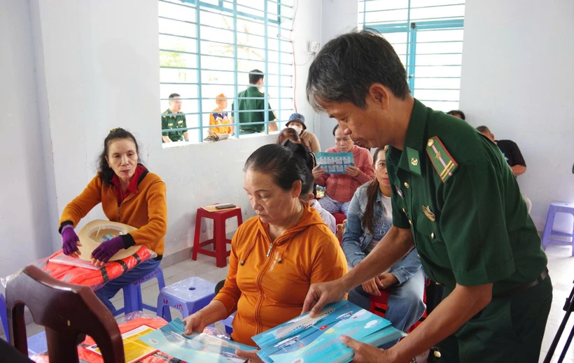 Lực lượng Biên phòng trao tặng áo phao và tài liệu pháp luật cho ngư dân. 