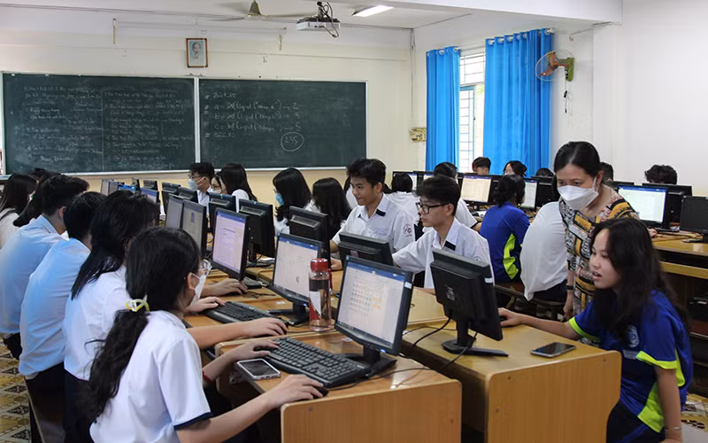 Giờ học môn Tin học tại Trường trung học phổ thông Nguyễn Du, Quận 10, Thành phố Hồ Chí Minh. (Ảnh THẾ ANH)