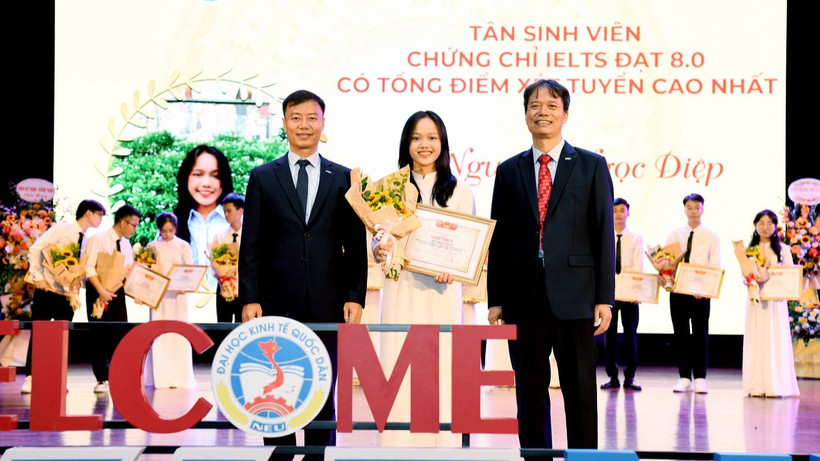 Lãnh đạo Trường đại học Kinh tế Quốc dân trao thưởng cho các tân sinh viên có điểm xét tuyển đầu vào cao nhất năm 2023.