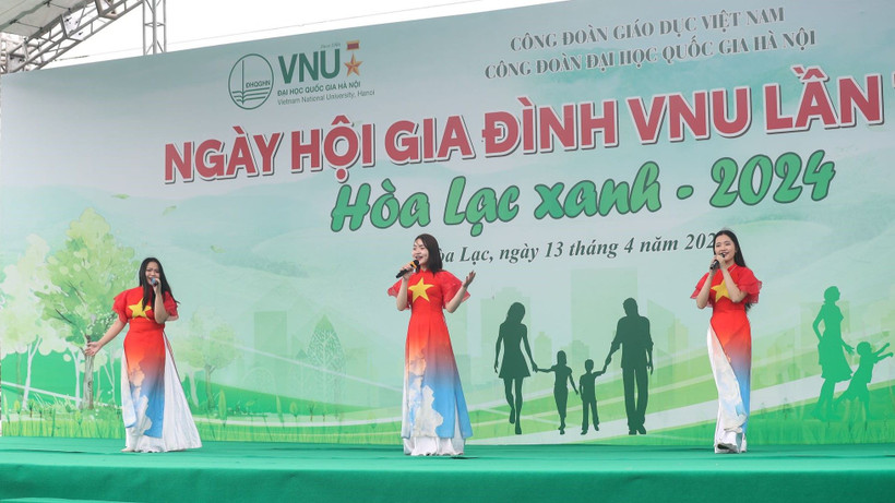 Hoạt động văn hóa văn nghệ tại ngày hội.
