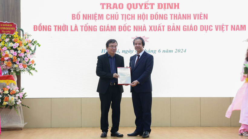 Bộ trưởng Nguyễn Kim Sơn trao quyết định cho ông Nguyễn Tiến Thanh.