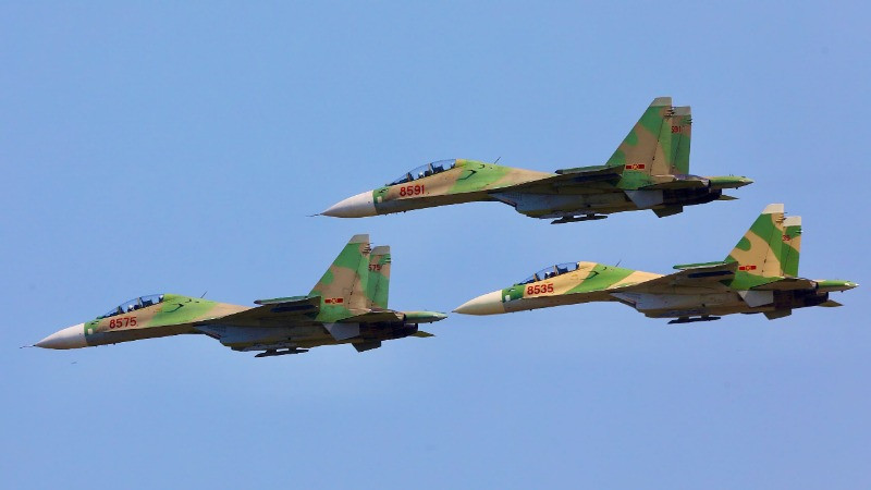 Biên đội 3 tiêm kích Su-30MK2 tập luyện với các bài bắn bẫy nhiệt trên bầu trời như trong thực chiến, tách đội hình và các kỹ thuật phức tạp nhào lộn trên không.