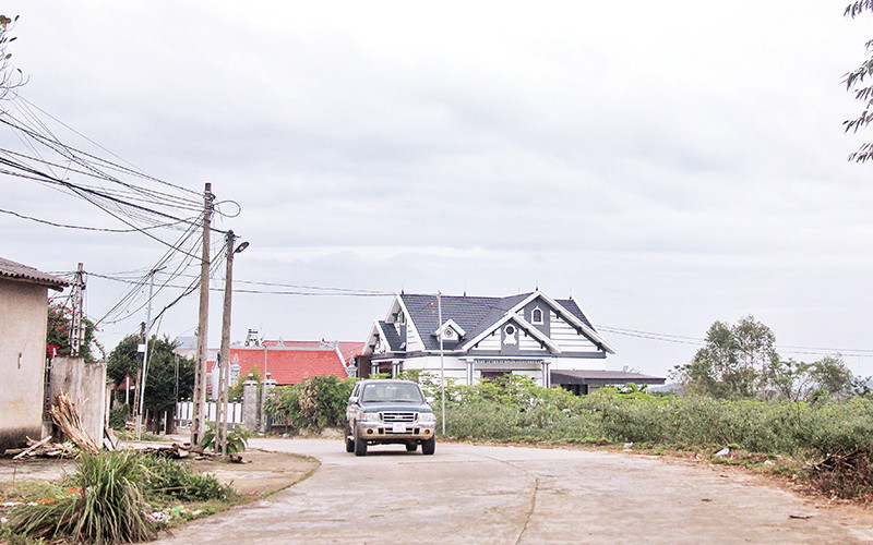 Nhờ giao thông thuận lợi, đời sống kinh tế của người dẫn xã Đèo Gia ngày càng phát triển.