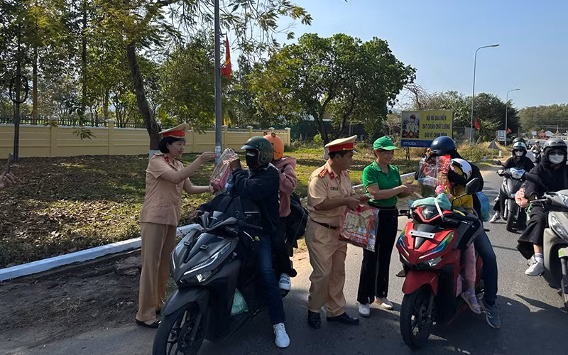 Cảnh sát giao thông tỉnh Bình Thuận tặng quà nhân dân về quê đón Tết.