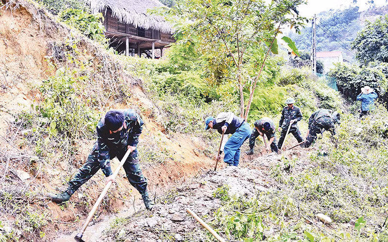 Bộ đội Trung đoàn 148 giúp nhân dân xã Yên Lâm, huyện Hàm Yên (Tuyên Quang) nạo vét, khơi thông hệ thống mương dẫn nước.