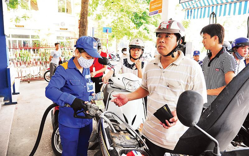 Người dân mua xăng rất khó khăn trong những ngày đầu tháng 10 vừa qua. Ảnh | Đức Anh