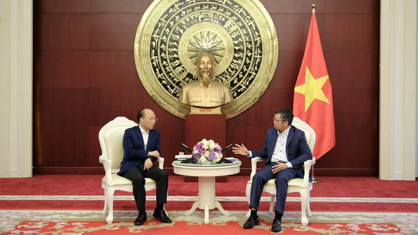 Đại sứ Phạm Thanh Bình (bên phải) và Phó Chủ tịch Khu tự trị dân tộc Choang Quảng Tây Liêu Phẩm Hổ.