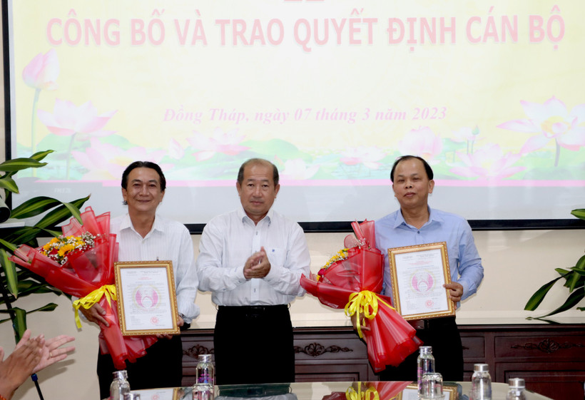 Phó Chủ tịch Ủy ban nhân dân tỉnh Đồng Tháp Đoàn Tấn Bửu trao quyết định cho ông Trần Tấn Lực (bìa phải) và ông Nguyễn Duy Trung. (Ảnh: NGUYỆT ÁNH) 