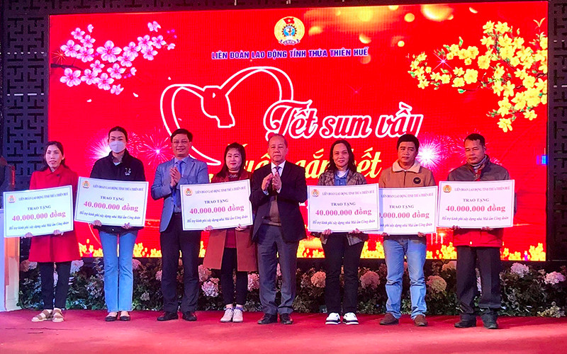 Lãnh đạo tỉnh Thừa Thiên Huế trao kinh phí hỗ trợ xây dựng, sửa chữa nhà “Mái ấm Công đoàn” cho đoàn viên, người lao động có hoàn cảnh khó khăn.