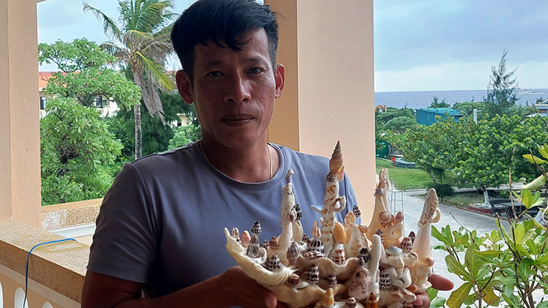 Phó Chủ tịch UBND xã Song Tử Tây Cao Văn Giáp với món đồ thủ công mỹ nghệ vừa được chế tác.