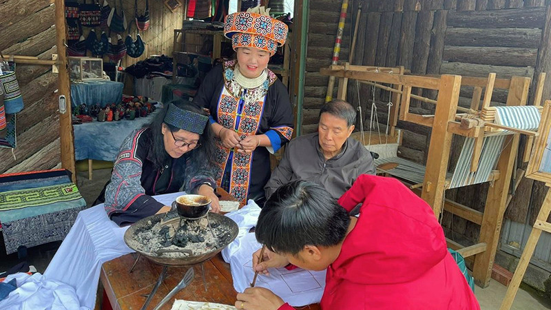 Du khách trải nghiệm hoạt động vẽ sáp ong tại Sa Pa (Lào Cai).