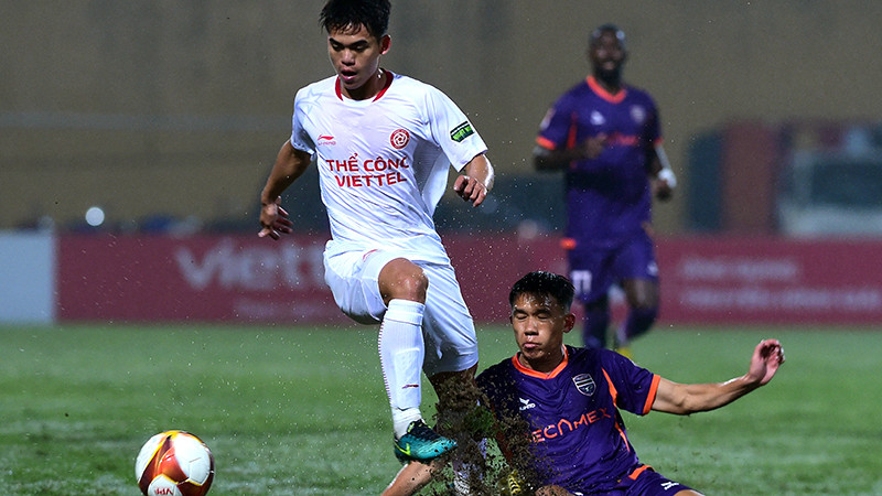 Thể Công Viettel (áo trắng) thua Becamex Bình Dương 0-1. (Ảnh TRẦN HẢI)