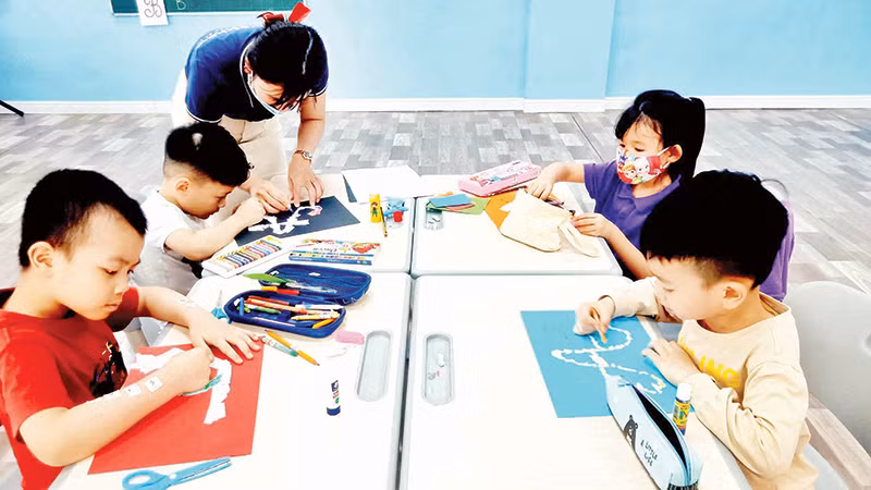 Trẻ mầm non, mẫu giáo chỉ cần học nhận diện 29 chữ cái, tập tô, sao chép từ đơn giản.