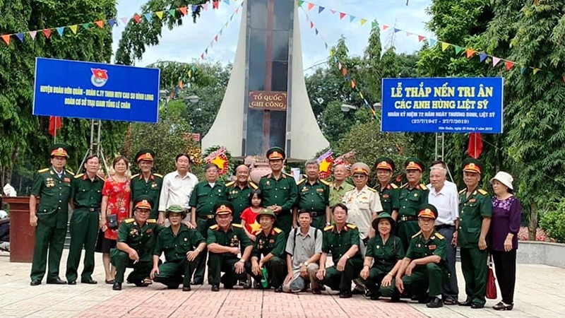 Các cựu chiến binh Trung đoàn 273 dự Lễ thắp nến tri ân các anh hùng liệt sĩ.