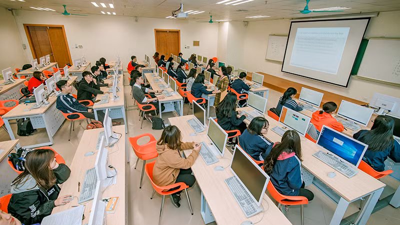 Trường đại học Kinh tế quốc dân đầu tư cơ sở vật chất hiện đại, góp phần nâng cao chất lượng đào tạo. (Ảnh PHƯƠNG LINH)