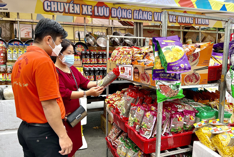 Mua sắm tại chuyến xe lưu động đưa hàng Việt về nông thôn ở huyện Châu Thành, tỉnh An Giang. (Ảnh THANH SANG)