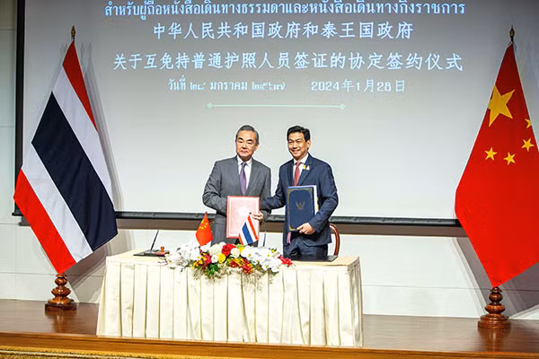 Bộ trưởng Ngoại giao Trung Quốc và Thái Lan ký hiệp định miễn thị thực ngày 28/1. (Ảnh: fmprc.gov.cn)