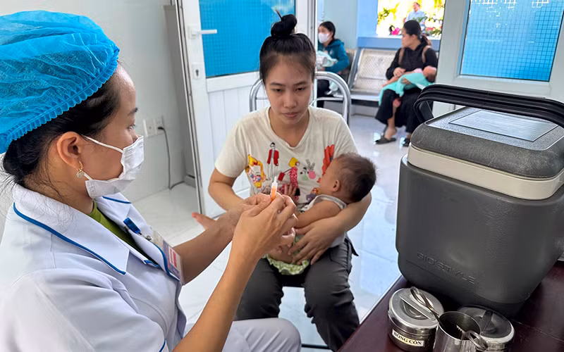 Tiêm chủng vắc-xin phòng, chống bệnh sởi.