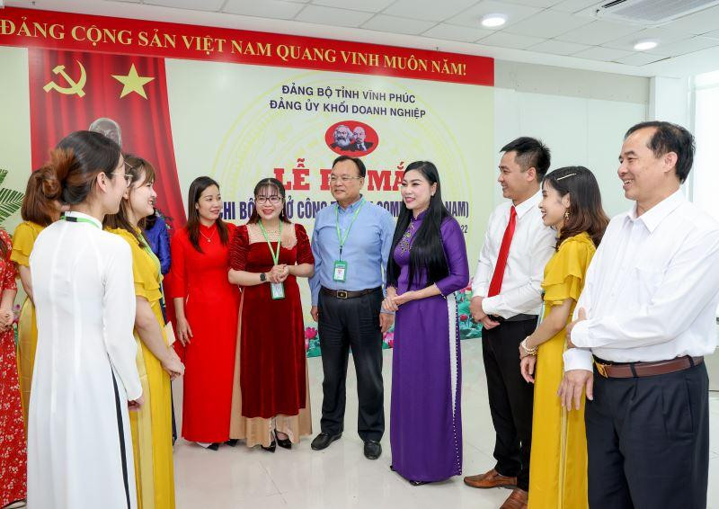 Lãnh đạo Tỉnh ủy Vĩnh Phúc trao đổi với cán bộ, đảng viên tại lễ ra mắt Chi bộ Công ty TNHH Compal (Việt Nam). Ảnh: vinhphuc.dcs.vn