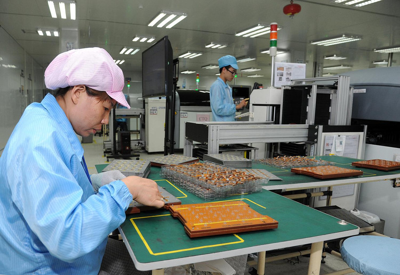 Công nhân Công ty TNHH STRONICS Việt Nam, khu công nghiệp Đình Trám (Bắc Giang) lắp ráp thiết bị điện tử. (Ảnh THANH LÂM)