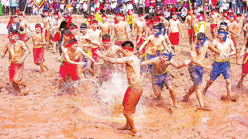 Trò chơi vật lầu tại Lễ hội đình Quan Xuyên, xã Nguyễn Huệ, huyện Khoái Châu, tỉnh Hưng Yên.