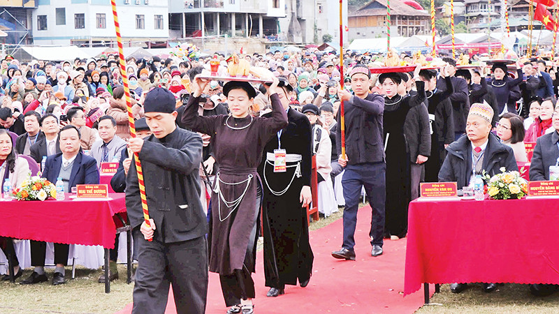 Phần rước cỗ trong nghi lễ cầu mùa tại lễ hội Lồng tồng Ba Bể năm 2025.