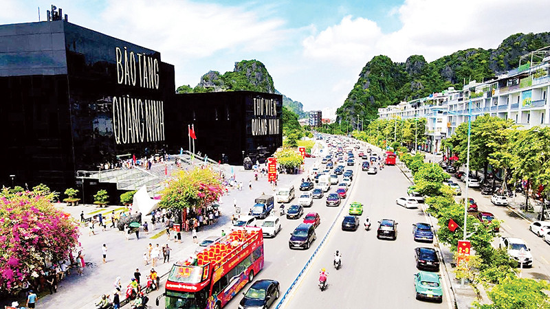 Thành phố Hạ Long ngày càng phát triển năng động, xứng đáng là trung tâm kinh tế của tỉnh Quảng Ninh.