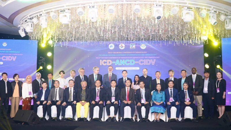 Các báo cáo viên trong nước và nước ngoài cùng khách mời tại phiên khai mạc các hội nghị.