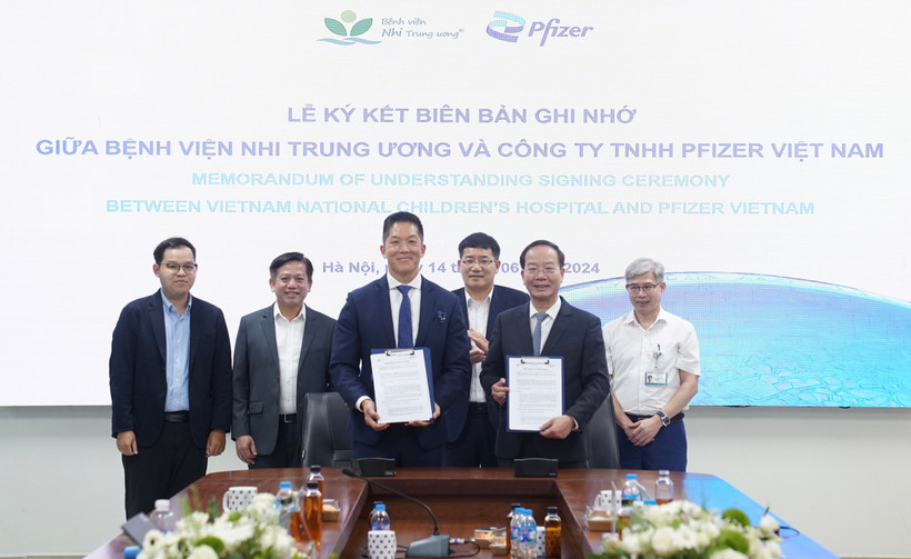 Lễ ký biên bản ghi nhớ giữa Bệnh viện Nhi Trung ương và Công ty TNHH Pfizer Việt Nam.