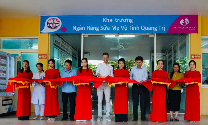 Cắt băng khai trương Ngân hàng sữa mẹ vệ tinh tại Bệnh viện đa khoa tỉnh Quảng Trị