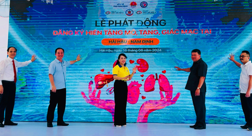 Các đại biểu bấm nút phát động đăng ký hiến tặng mô tạng, giác mạc