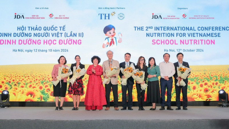 Đại diện ban tổ chức tặng hoa các báo cáo viên, diễn giả tại hội thảo