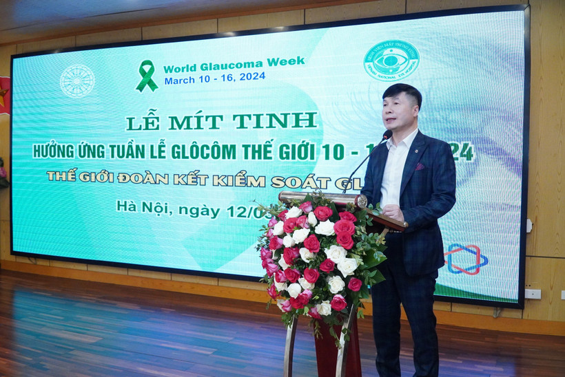 Phó Giáo sư, Tiến sĩ Cung Hồng Sơn, Phó giám đốc Bệnh viện Mắt Trung ương phát biểu tại lễ mít-tinh.