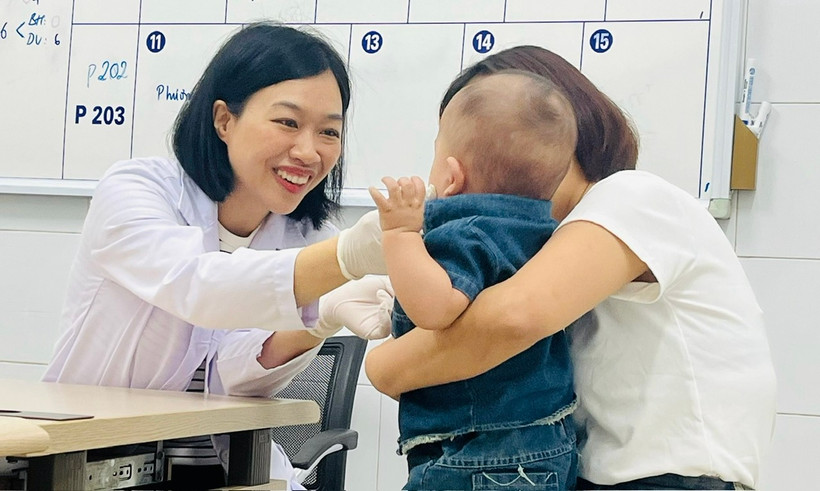 Các bác sĩ kiểm tra, đánh giá ca phẫu thuật điều trị khe hở môi cho cháu bé.