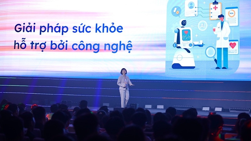 Phó Tổng giám đốc FPT Retail Nguyễn Đỗ Quyên trình bày về “Công nghệ đồng hành chăm sóc sức khỏe”.