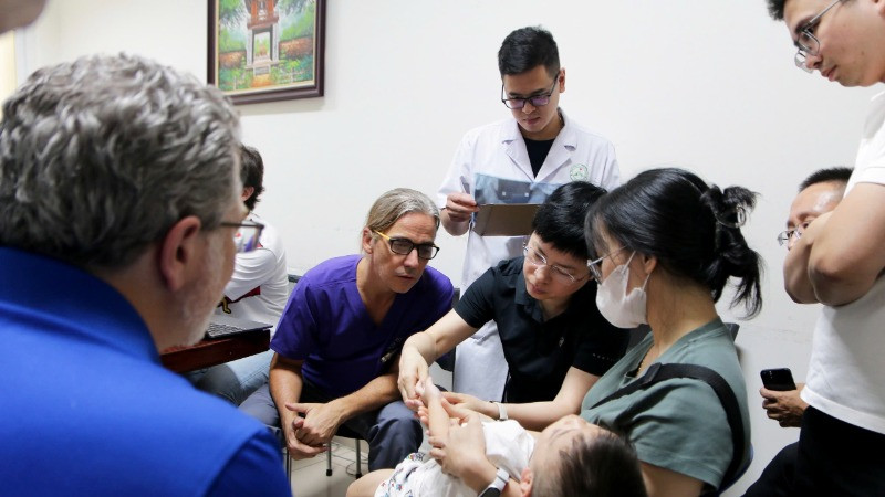 Các chuyên gia quốc tế cùng tham gia khám, hội chẩn cùng các bác sĩ Bệnh viện đa khoa Xanh Pôn.