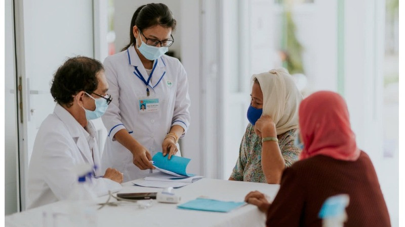 Khám bệnh và tư vấn sức khỏe cho người dân tại trạm y tế xã Mỹ Chánh, huyện Châu Thành, Trà Vinh.