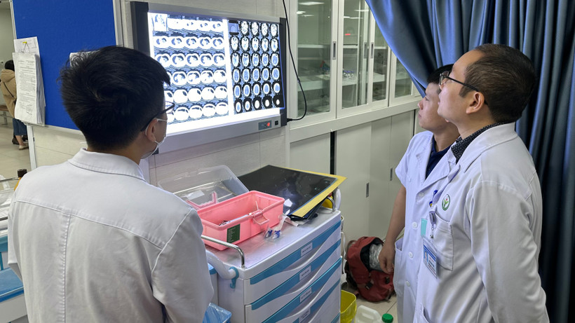 Các bác sĩ tua trực ngày 13/2 tại Bệnh viện Hữu nghị Việt Đức đánh giá chấn thương của người bệnh trên kết quả cận lâm sàng