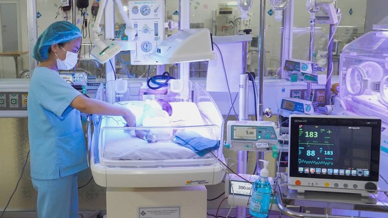 Các bệnh viện trên địa bàn thành phố Vinh (Nghệ An) đang không ngừng phấn đấu trở thành bệnh viện vùng. Trong ảnh: theo dõi trẻ sơ sinh tại khoa Hồi sức Cấp cứu Sơ sinh, Bệnh viện Sản Nhi Nghệ An.