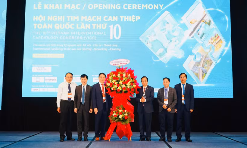 Đại diện Hội Tim mạch học Việt Nam tặng hoa chúc mừng hội nghị tại phiên khai mạc.